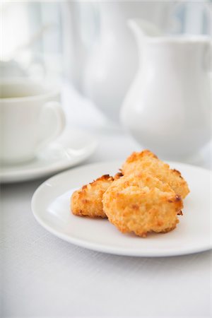 simsearch:600-07067016,k - Plate of coconut macaroons, pastries with cup of tea and teaset, studio shot Stock Photo - Premium Royalty-Free, Code: 600-07067032