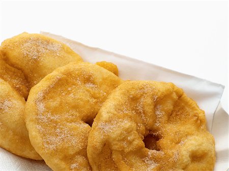 sugar - Close-up of baked apple slices on paper plate, white background, studio shot Stock Photo - Premium Royalty-Free, Code: 600-07067103