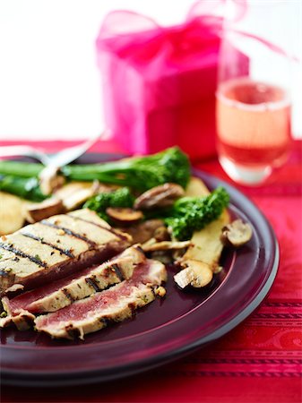 fuchsia colour - Grilled Tuna on plate with mushrooms, studio shot Stock Photo - Premium Royalty-Free, Code: 600-07067173