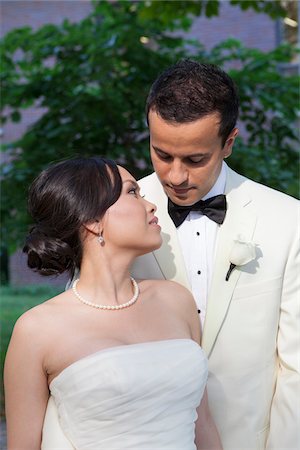 simsearch:700-05786584,k - Portrait of Bride and Groom, Toronto, Ontario, Canada Photographie de stock - Premium Libres de Droits, Code: 600-07062768