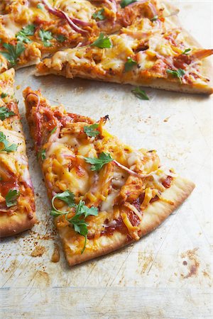 Close-up of Sliced Pizza with Chicken and Red Onions, Studio Shot Stock Photo - Premium Royalty-Free, Code: 600-07108318