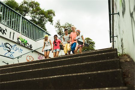 Group of children walking down stairs outdoors, Germany Foto de stock - Sin royalties Premium, Código: 600-07117160