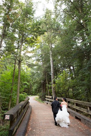 simsearch:600-05641973,k - Married Couple Walking over Bridge, Toronto, Ontario, Canada Stock Photo - Premium Royalty-Free, Code: 600-07117247