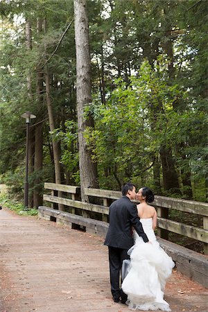 simsearch:700-05786584,k - Married Couple Kissing on Bridge, Toronto, Ontario, Canada Photographie de stock - Premium Libres de Droits, Code: 600-07117248