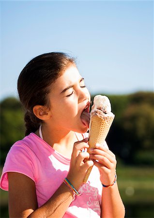 Girl eating Ice Cream Cone, Lampertheim, Hesse, Germany Photographie de stock - Premium Libres de Droits, Code: 600-07148086