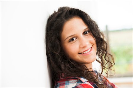 simsearch:700-07148202,k - Portrait of teenage girl, smiling and looking at camera, Germany Photographie de stock - Premium Libres de Droits, Code: 600-07148165