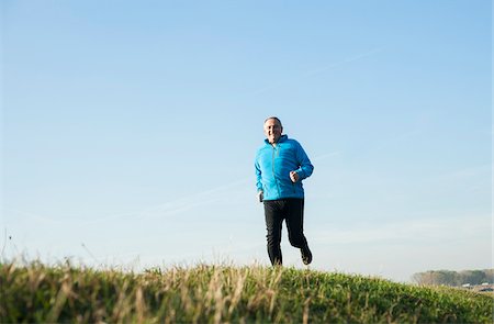 running in the fall - Senior Man Jogging Outdoors, Mannheim, Baden-Wurttemberg, Germany Photographie de stock - Premium Libres de Droits, Code: 600-07237886