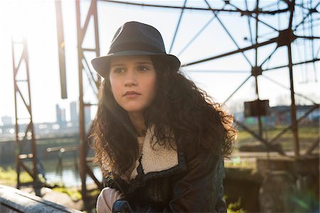 Portrait of teenage girl outdoors, wearing fedora and looking into the distance, Germany Foto de stock - Sin royalties Premium, Código: 600-07310992