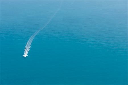 Aerial View of Water with Motorboat, Persian Gulf, Dubai, United Arab Emirates Stock Photo - Premium Royalty-Free, Code: 600-07453820