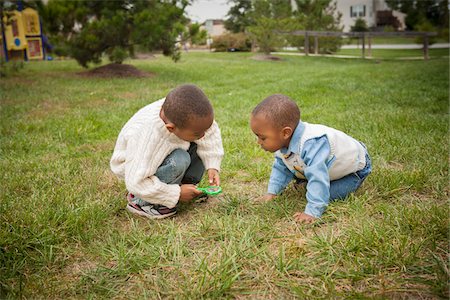 Brothers Observing Grass under Magnifying Glass in Park, Maryland, USA Photographie de stock - Premium Libres de Droits, Code: 600-07529165