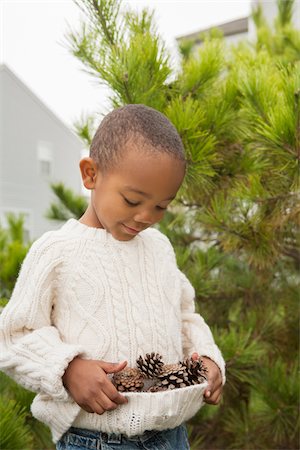 simsearch:600-05786120,k - Boy Collecting Pine Cones in Sweater, Maryland, USA Stock Photo - Premium Royalty-Free, Code: 600-07529161