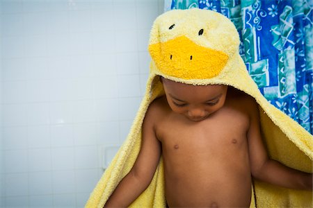 Boy coming out of Bath in Yellow Hooded Duck Towel Foto de stock - Sin royalties Premium, Código: 600-07529181