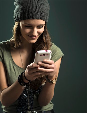 Portrait of Teenage Girl using Cell Phone, Studio Shot Foto de stock - Sin royalties Premium, Código: 600-07562458