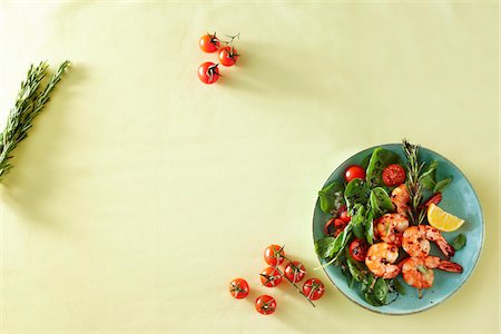 simsearch:600-06382994,k - Overhead View of Shrimps with Spinach and Grape Tomatoes, Studio Shot Stock Photo - Premium Royalty-Free, Code: 600-07784043