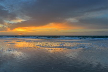 simsearch:6105-07744394,k - Sky at sunrise reflected on North Sea, beach and ocean at Helgoland, Schleswig-Holstein, Germany Stock Photo - Premium Royalty-Free, Code: 600-07784612