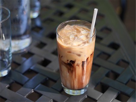 Close-up of Iced Coffee on Patio Table, Dundas, Ontario, Canada Foto de stock - Sin royalties Premium, Código: 600-07802968