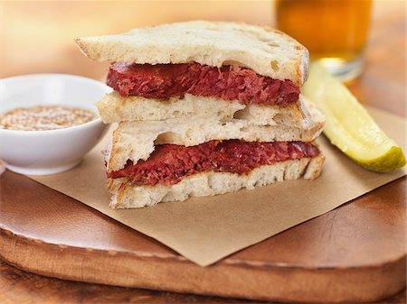 Corned Beef Sandwich with Mustard, Pickle and Beer, Studio Shot Photographie de stock - Premium Libres de Droits, Code: 600-07810541