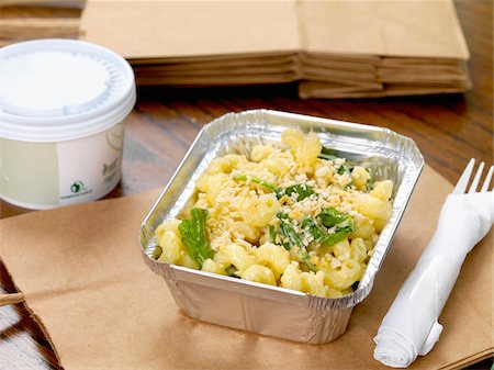 Gourmet Mac and Cheese Takeout with Plastic Fork and Soup and Brown Paper Bags Photographie de stock - Premium Libres de Droits, Code: 600-07810543