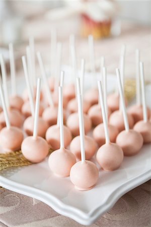 rose (couleur) - Tray of Chocolate Lollipops at Wedding, Toronto, Ontario, Canada Photographie de stock - Premium Libres de Droits, Code: 600-07966151