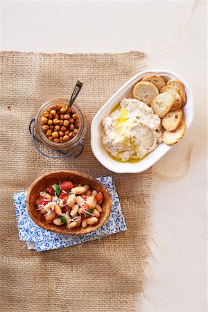 simsearch:600-06671821,k - Three bean side dishes, kidney beans, hummus and chick peas in bowls on burlap, studio shot Photographie de stock - Premium Libres de Droits, Code: 600-08002136