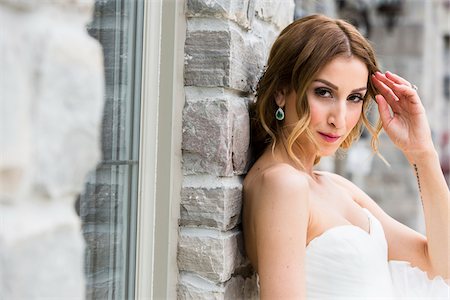 simsearch:700-05786438,k - Portrait of Bride Outdoors, Toronto, Ontario, Canada Stock Photo - Premium Royalty-Free, Code: 600-08025991