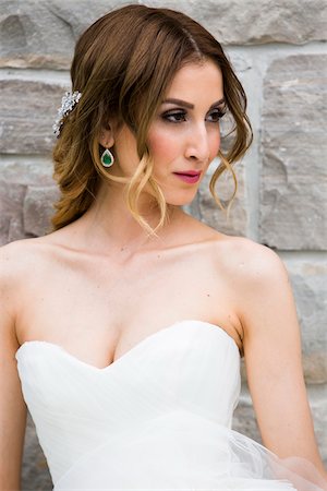 simsearch:700-05786438,k - Portrait of Bride Outdoors, Toronto, Ontario, Canada Stock Photo - Premium Royalty-Free, Code: 600-08025993