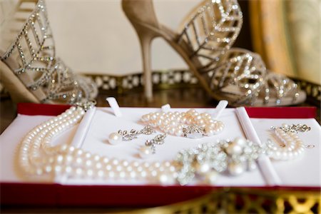 simsearch:700-05786584,k - Bride's Jewelry and Shoes for Wedding Photographie de stock - Premium Libres de Droits, Code: 600-08059829