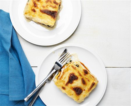 Overhead View of Lasagne on White Plates, Studio Shot Photographie de stock - Premium Libres de Droits, Code: 600-08079259