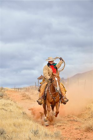 sky horses - Cowgirl Riding Horse with Rope in Hand, Shell, Wyoming, USA Foto de stock - Sin royalties Premium, Código: 600-08082910