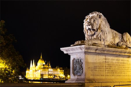 Lion Statue at Szechenyi Chain Bridge with Hungarian Parliament Building in the background, Budapest, Hungary Foto de stock - Sin royalties Premium, Código: 600-08212963