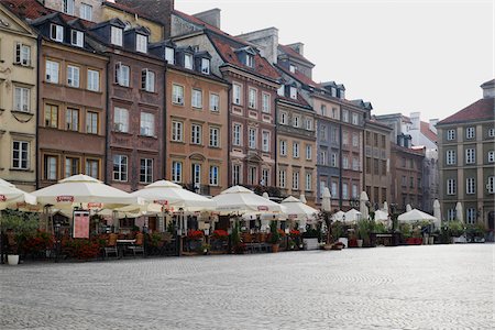 stare mesto - Buildings and restaurant patios in Old Town Market Square, Old Town, Warsaw, Poland. Stock Photo - Premium Royalty-Free, Code: 600-08232144