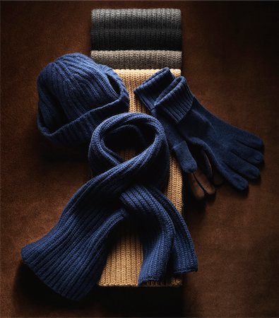 Woolen cap, scarves and gloves, studio shot on brown background Foto de stock - Sin royalties Premium, Código: 600-08353432