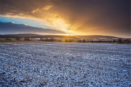 seasonal - Field Landscape at Sunrise in the Winter, Dietersdorf, Coburg, Bavaria, Germany Stock Photo - Premium Royalty-Free, Code: 600-08353448