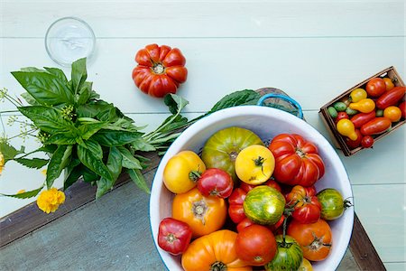 simsearch:600-07311268,k - Overhead View of Bowl of Heirloom Tomatoes and Bunch of Fresh Basil on Table Stock Photo - Premium Royalty-Free, Code: 600-08512594