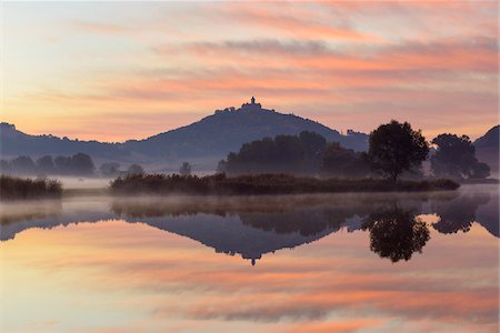 pictures of natures sunrise in hill - Wachsenburg Castle at Dawn Reflecting in Lake, Drei Gleichen, Ilm District, Thuringia, Germany Stock Photo - Premium Royalty-Free, Code: 600-08723090