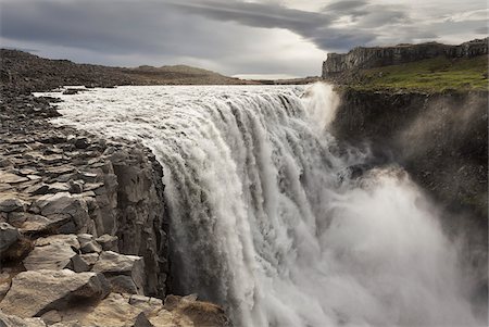 Rushing water of the Dettifoss Falls on a cloudy day in Vatnajokull National Park in Northeast Iceland Foto de stock - Sin royalties Premium, Código: 600-08765600