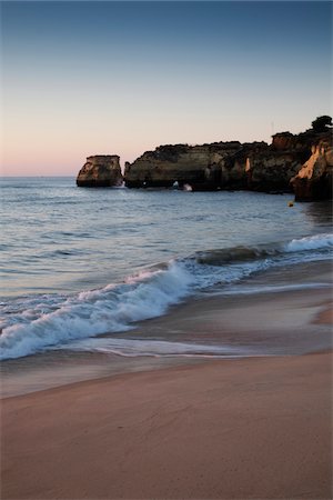 portugais (relatif au portugal) - Waves hitting Beach at Lagos, Algarve Coast, Portugal Photographie de stock - Premium Libres de Droits, Code: 600-08770141