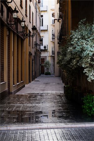 Narrow Street in Valencia, Spain Photographie de stock - Premium Libres de Droits, Code: 600-08770163