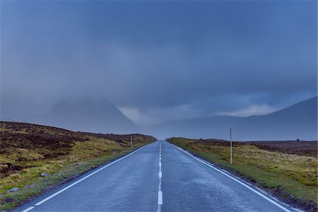 simsearch:649-07560533,k - Country road with dark cloudy sky in the highlands on A82 road in Glen Coe, Scotland, United Kingdom Photographie de stock - Premium Libres de Droits, Code: 600-08973442