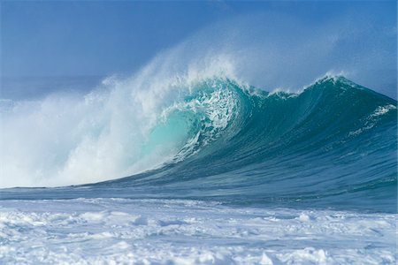 simsearch:600-01030175,k - Big dramatic wave on a sunny day in the Pacific Ocean at Oahu, Hawaii, USA Stock Photo - Premium Royalty-Free, Code: 600-08986234