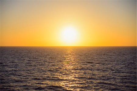 simsearch:600-09013796,k - Yellow sunrise over the North Sea, Netherlands Foto de stock - Royalty Free Premium, Número: 600-08986520