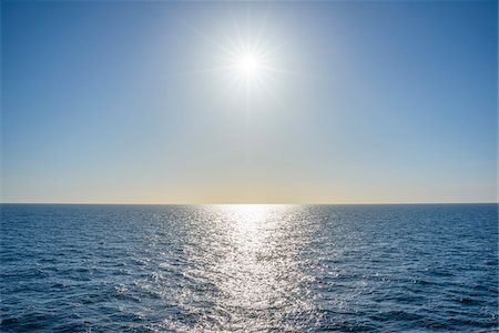 simsearch:600-09013796,k - Sun starburst over the North Sea on a sunny day, Netherlands Foto de stock - Royalty Free Premium, Número: 600-08986521