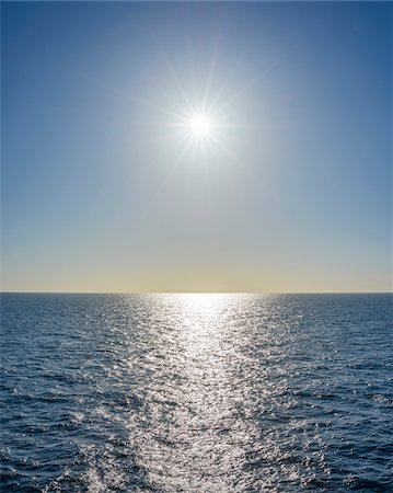 simsearch:600-09013796,k - Sun starburst over the North Sea on a sunny day, Netherlands Foto de stock - Royalty Free Premium, Número: 600-08986522
