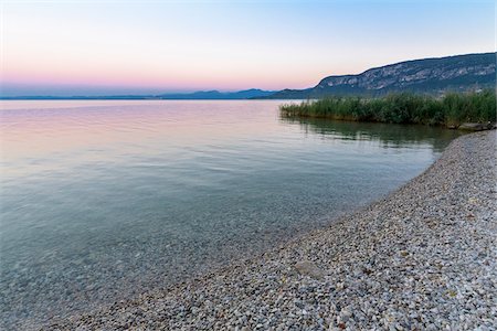 Close-up of shoreline at Lake Garda (Lago di Garda) at dawn in Garda in Veneto, Italy Foto de stock - Sin royalties Premium, Código: 600-09022399