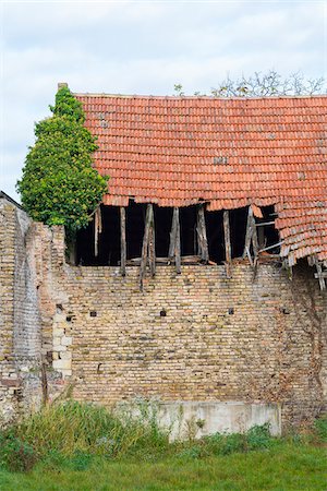 simsearch:700-06397577,k - Old stone barn with broken corrugated roof in Hesse, Germany Photographie de stock - Premium Libres de Droits, Code: 600-09035331