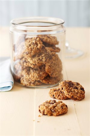 simsearch:600-07067653,k - Oatmeal cookies in a glass cookie jar on a cream colored wood surface Stock Photo - Premium Royalty-Free, Code: 600-09119365