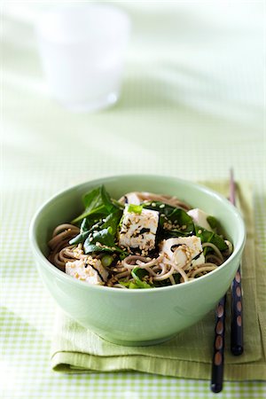 simsearch:600-06671821,k - Soba noodles with tofu, spinach, sesame seeds and green onions in a green bowl with chopsticks Photographie de stock - Premium Libres de Droits, Code: 600-09119405