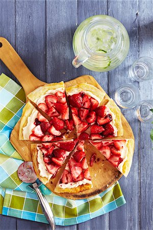 simsearch:600-06752237,k - Strawberry dessert pizza on a board with limeade Stock Photo - Premium Royalty-Free, Code: 600-09155490