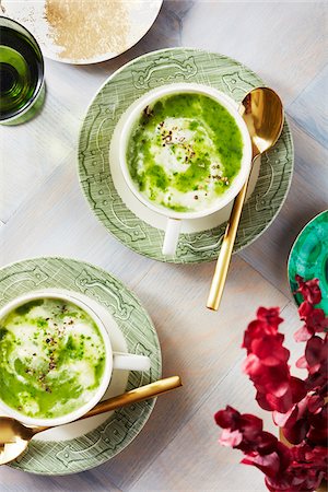 food not sharing - Watercress soup in tea cups with spoons and flowers Stock Photo - Premium Royalty-Free, Code: 600-09159812