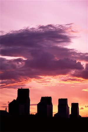 Silhouette der Wirtschaftsgebäude bei Sonnenuntergang, Fort St. John, Kanada Stockbilder - Premium RF Lizenzfrei, Bildnummer: 600-00004173